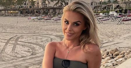 Żona Marcina Mroczka pozuje na plaży. Ciało jak marzenie