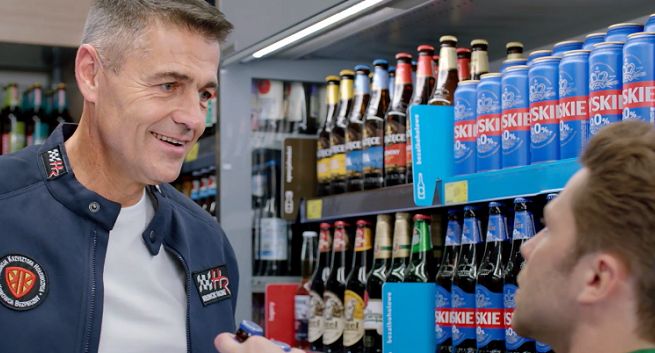 Krzysztof Hołowczyc w spocie Żabki reklamuje Tyskie 0,0% (wideo)