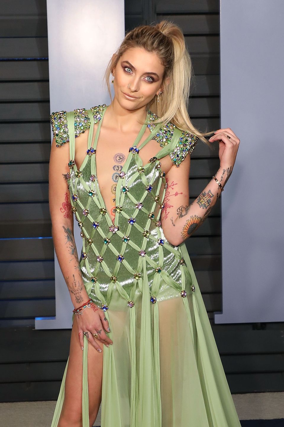 Paris Jackson pojawiła się na gali Grammy z zakrytymi tatuażami