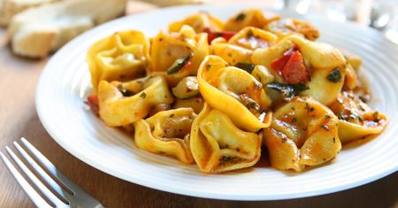 Sałatka z tortellini na imprezę. Szybka, sycąca i zawsze się udaje