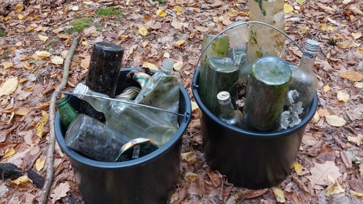 Leśnicy pokazali zdjęcia. Wiadra pełne śmieci