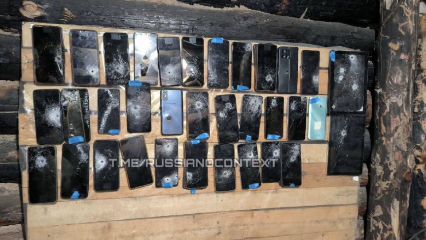 Zdjęcia telefonów przybitych gwoździami do drewnianej tablicy pokazała w kanale Telegram niezależna Astra