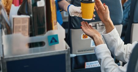 Obrzydliwa praktyka. Steward ostrzega przed kawą w samolocie