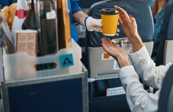 Obrzydliwa zasada. Steward ostrzega przed kawą w samolocie