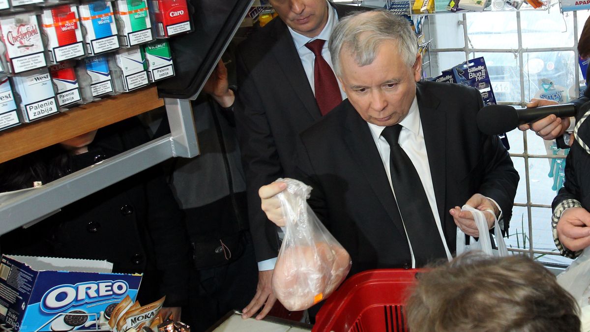  Prezes PiS Jarosław Kaczyński podczas zakupów w jednym z warszawskich sklepów spożywczych