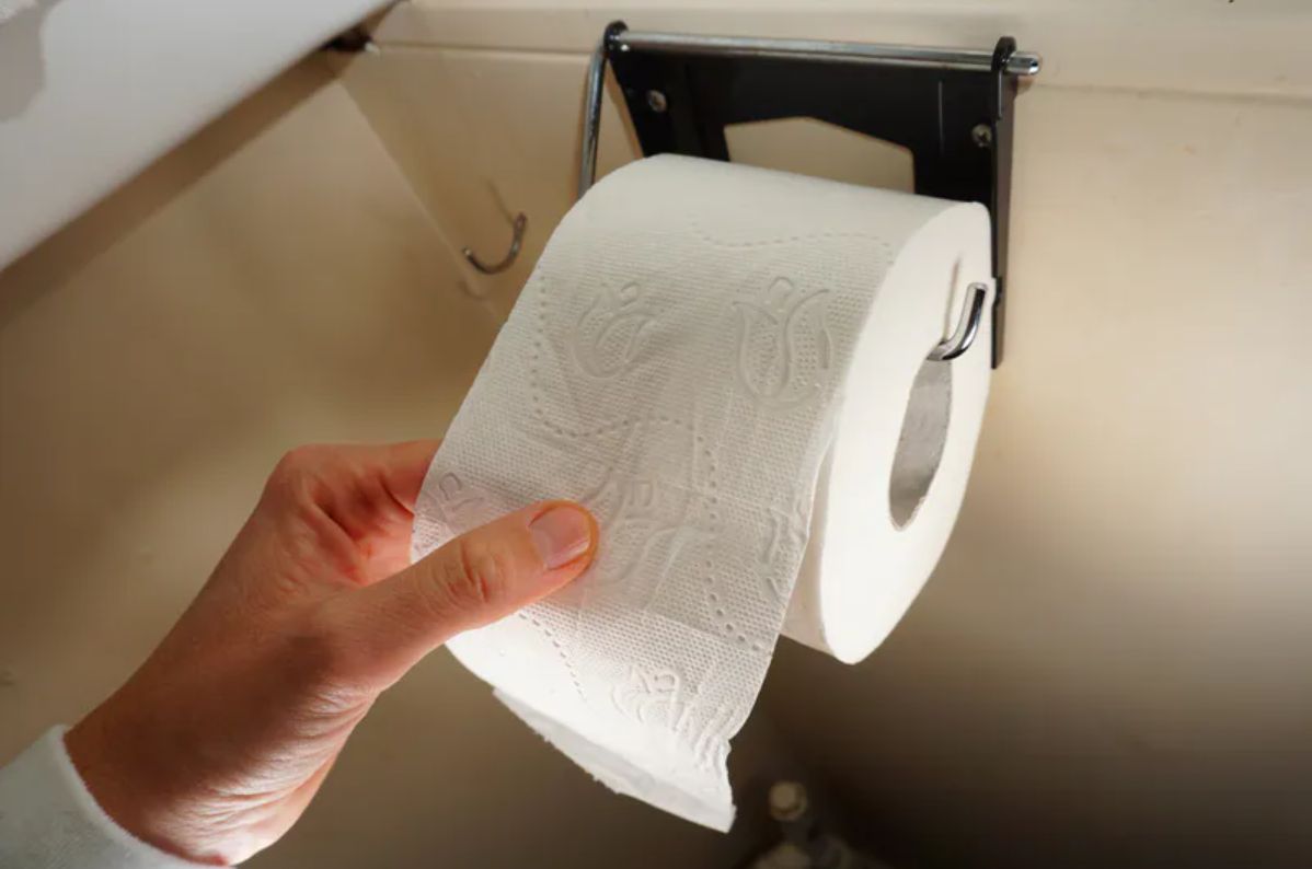 Jak wieszać papier toaletowy?