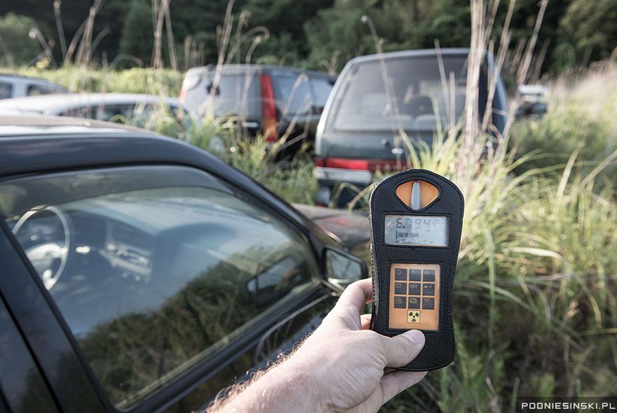 Bezpośrednio po wybuchu, w promieniu 20 km od eletrowni, 160 000 osób zostało przymusowo ewakuowanych. W skutek chaosu i błędów w systemie monitorowania promieniowania wiele rodzin zostało podzielonych lub nawet przesiedlonych w tereny, gdzie wskaźniki były wyższe. Wraz z biegiem czasu odczyty się ustabilizowały, co pozwoliło wyznaczyć bezpieczny obszar.