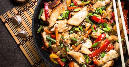 Kolorowy stir-fry z kurczakiem i świeżymi warzywami