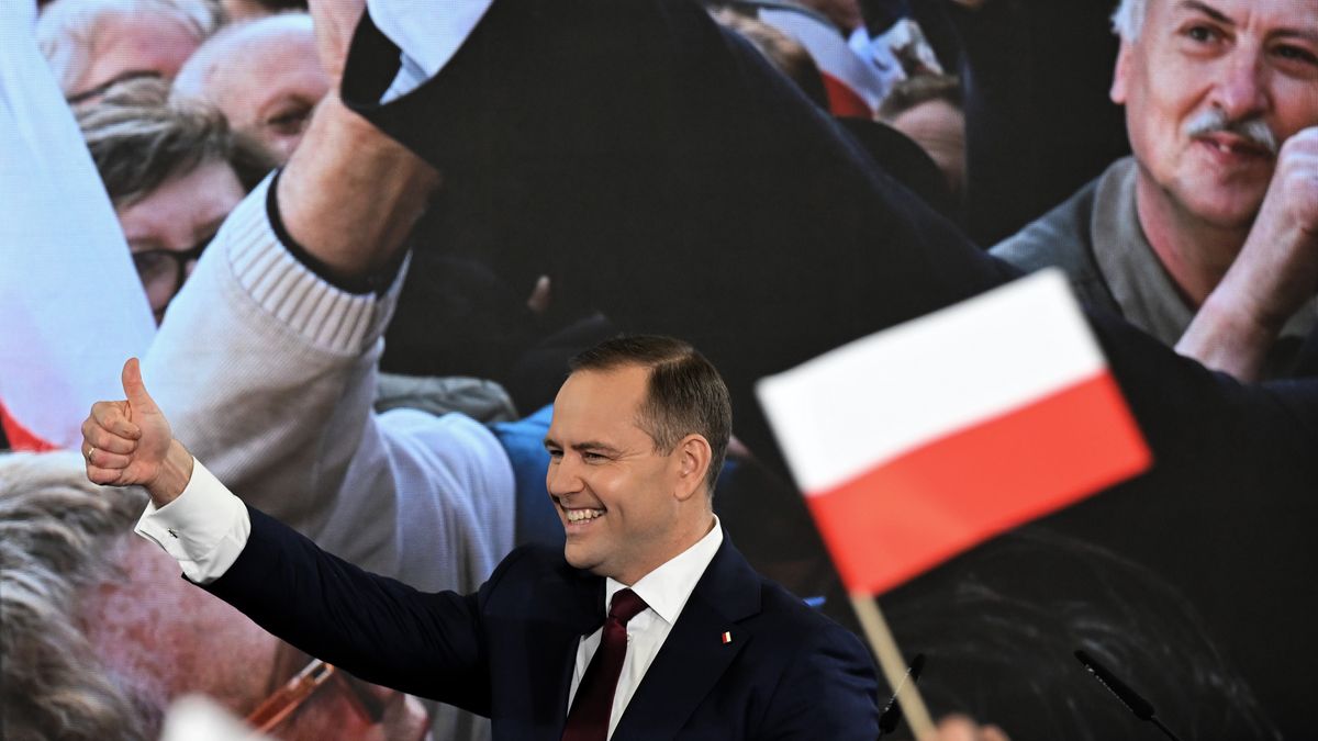 Gdańsk, 18.05.2025. Wybory prezydenta RP - I tura. Kandydat Komitetu Obywatelskiego, popierany przez Prawo i Sprawiedliwość prezes IPN Karol Nawrocki w swoim sztabie wyborczym w Gdańsku, 18 bm. Zakończyło się głosowanie w I turze wyborów prezydenta RP. (aldg) PAP/Adam Warżawa