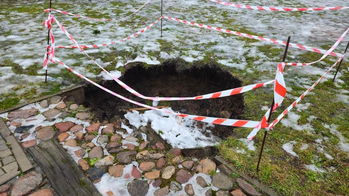 Zapadlisko na Placu Lecha Kaczyńskiego w Lublinie
