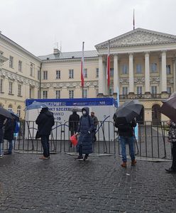 Szczepienia bez zapisów. Tłumy chętnych mimo ulewnego deszczu