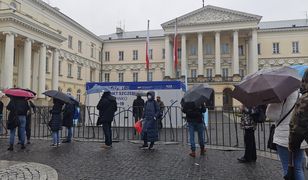 Szczepienia bez zapisów. Tłumy chętnych mimo ulewnego deszczu