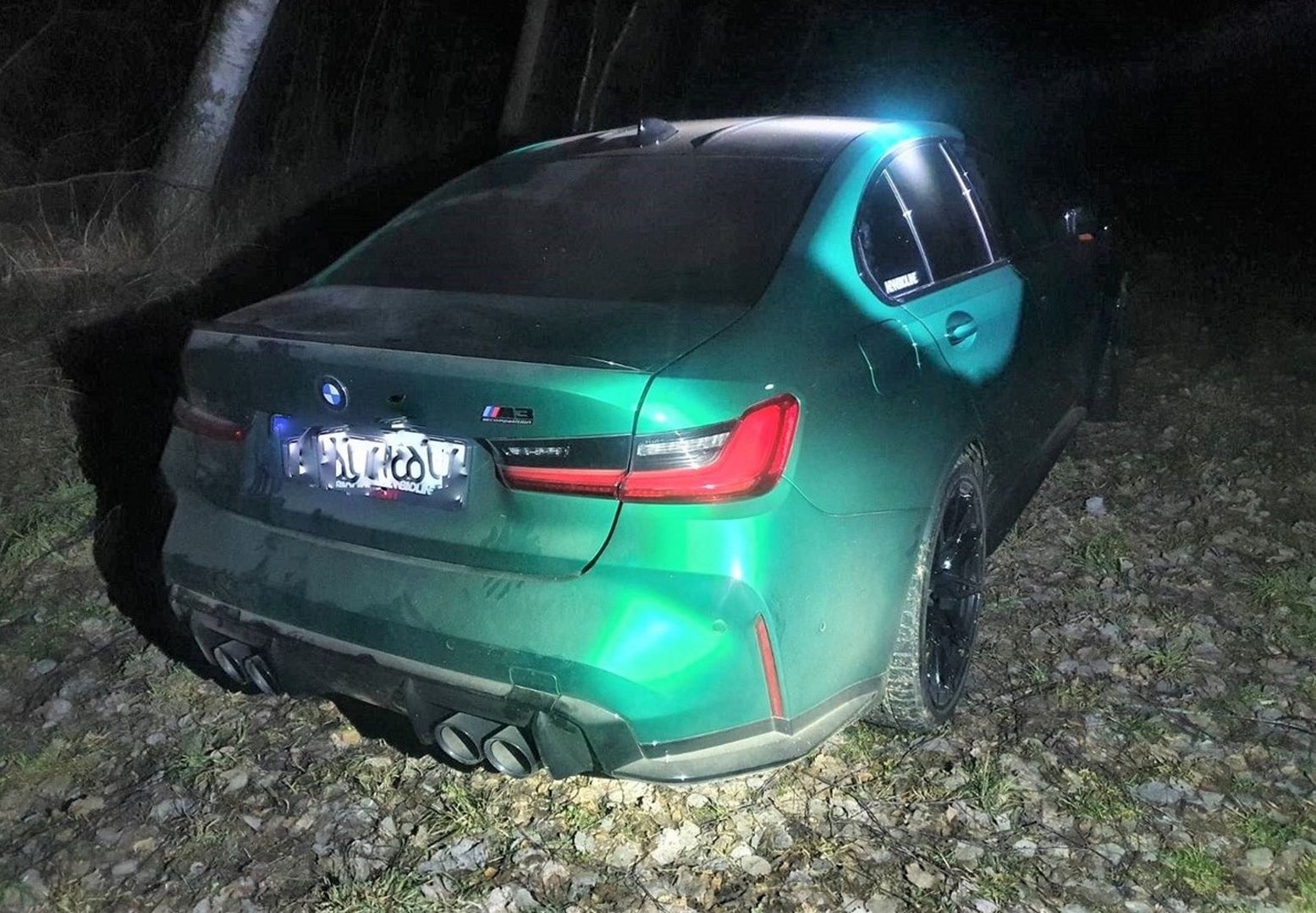 BMW za 600 tys. zł stało porzucone w lesie na Podlasiu. Dziwna sprawa