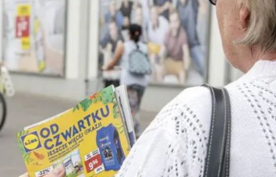 Tylu Polaków korzysta z gazetek promocyjnych przed zakupami w sklepie