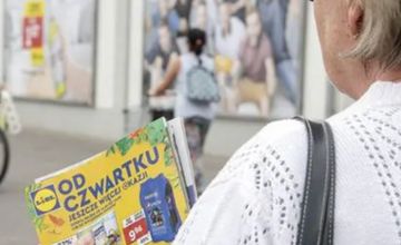 Tylu Polaków korzysta z gazetek promocyjnych przed zakupami w sklepie