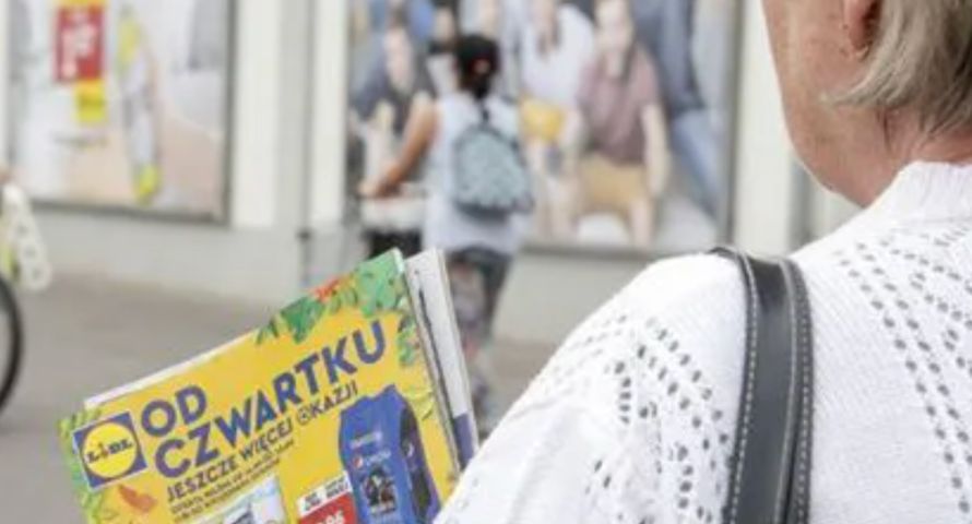 Tylu Polaków korzysta z gazetek promocyjnych przed zakupami w sklepie
