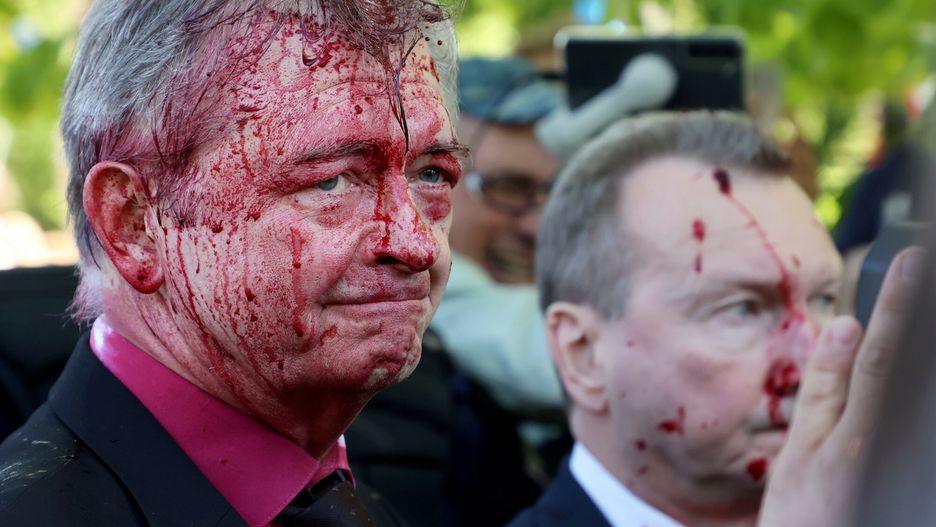 Dzie? Zwyci?stwa przy Mauzoleum ?o?nierzy RadzieckichFot. Piotr Molecki/East News, Warszawa, 09.05.2022. Dzien Zwyciestwa przy Mauzoleum Zolnierzy Radzieckich w Warszawie. Zlozenie wienca przez ambasadora Rosji. N/z ambasador Siergiej Andriejew oblany czerwona farba.Piotr Molecki