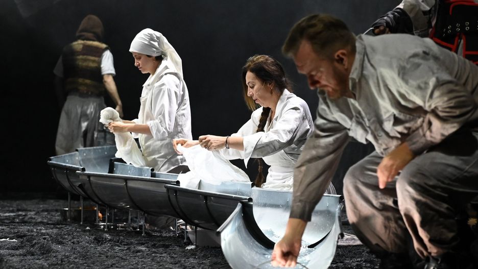 Scena ze spektaklu &#34;Potok. Ćwiczenia ze wspólnoty&#34;, premiera już w sobotę, 29 listopada. Na zdjęciu aktorzy, od lewej: Klaudia Janas, Beata Pszeniczna oraz Łukasz Pruchniewicz.