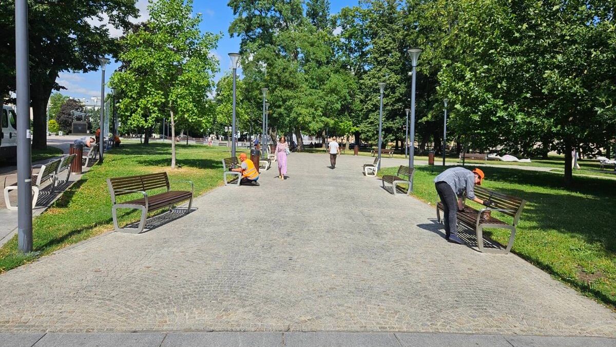 Trwa malowanie ławek na Placu Litewskim