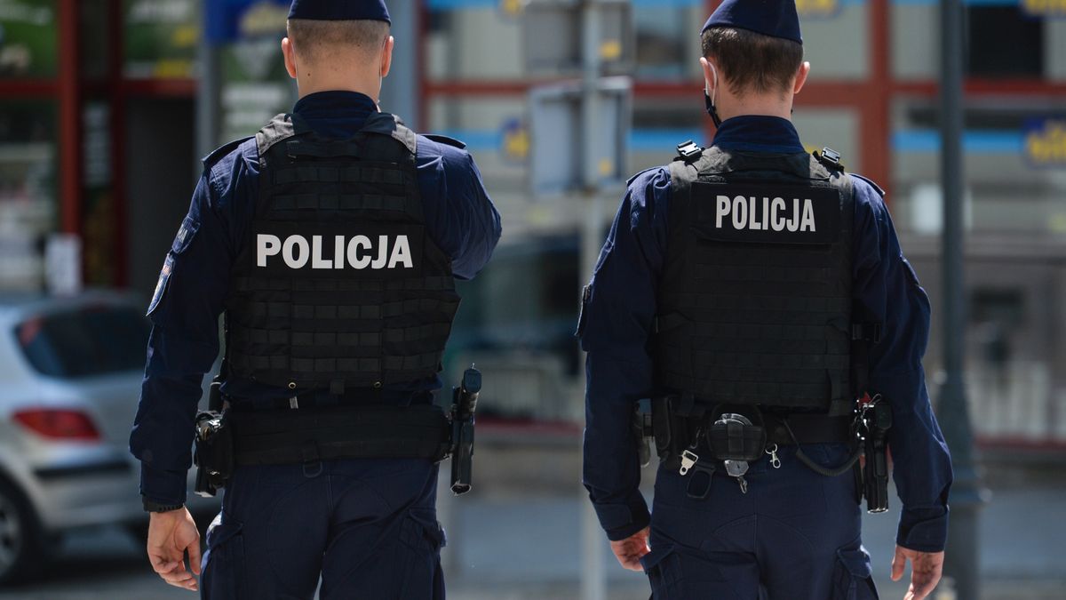 Policjanci podczas patrolu 