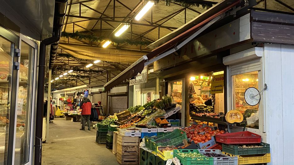 Mieszkańców Służewca Południowego przeraża perspektywa likwidacji bazarku przy ulicy Gotarda 16. Bo gdy zniknie, po zakupy trzeba będzie wybrać się dalej. W okolicy nie brakuje ciągów handlowych, na przykład przy Alei Lotników lub przy Wałbrzyskiej, ale co swoje miejsce, to swoje (Barbara Kwiatkowska)