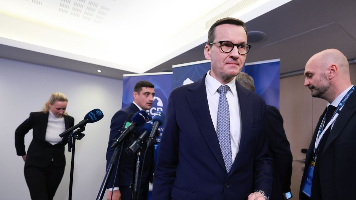 Former Polish PM Morawiecki elected new ECR party president in Brussels
epa11823909 Former Polish prime minister Mateusz Morawiecki (2-R) addresses a press conference with members of the ECR board after his election as the new president of the European Conservatives and Reformists Group (ECR Group) in Brussels, Belgium, 14 January 2025. Morawiecki takes over from Italian Prime Minister Meloni who announced to step down at the end of 2024 and backed him as her successor.  EPA/OLIVIER HOSLET 
Dostawca: PAP/EPA.
OLIVIER HOSLET
ECR party, parliamentary group, European Union, EU, leadership