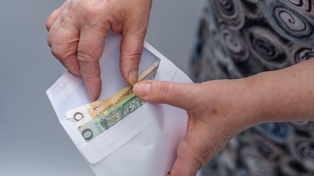 Ile Polacy wkładają do koperty po kolędzie? Oto najnowsze dane