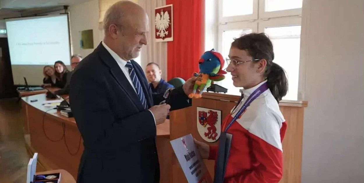 Szczecinek: Maja Kuchar nagrodzona przez Starostę