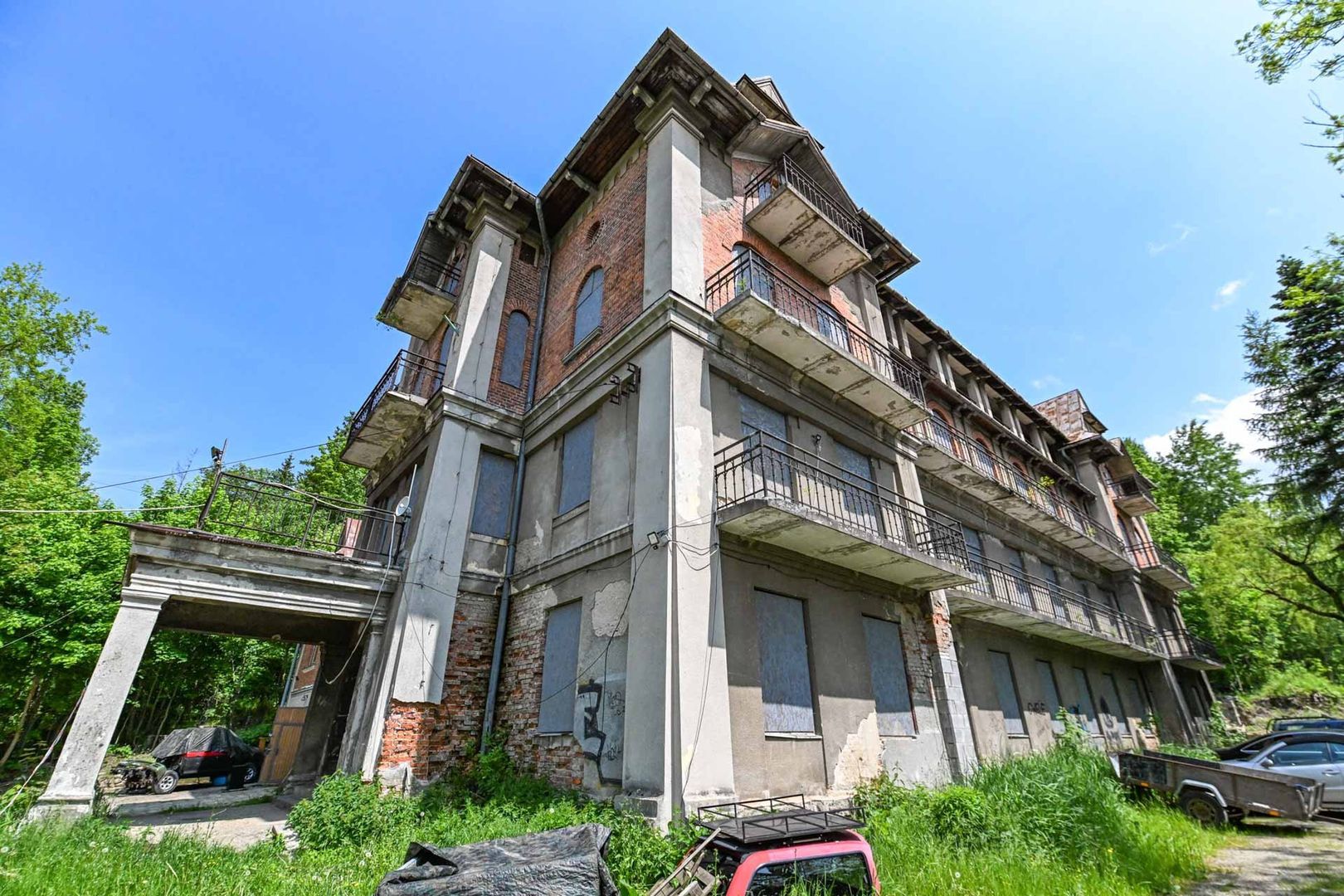 Sanato - dawniej luksusowy pensjonat i sanatorium gruźlicze