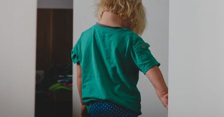 Polewała dziecko wodą, bo moczyło się w nocy. Psycholog ma jasne stanowisko w tej sprawie