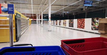 Pas rdzy między salonami Porsche i Lamborghini. Po Tesco został szyld i kafelki