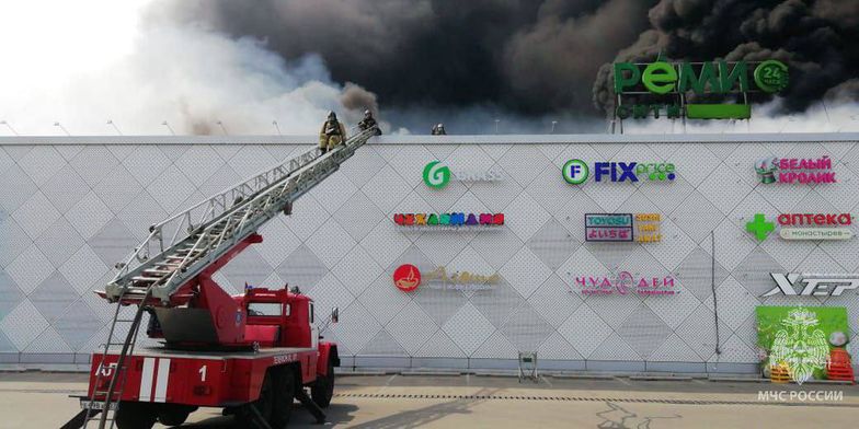 Pożar dużego centrum handlowego w Rosji. Spłonął dach