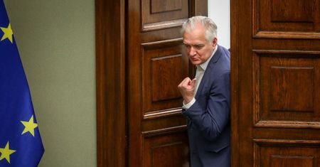 "Niech Tusk go przygarnie". "Posprzątali". Mocne słowa polityków po dymisji Gowina