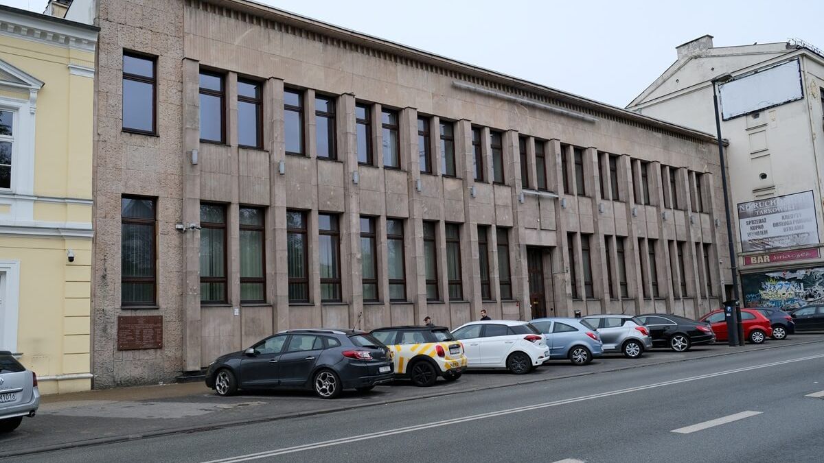 Kamienica Banku Pekao przy Krakowskim Przedmieściu na sprzedaż