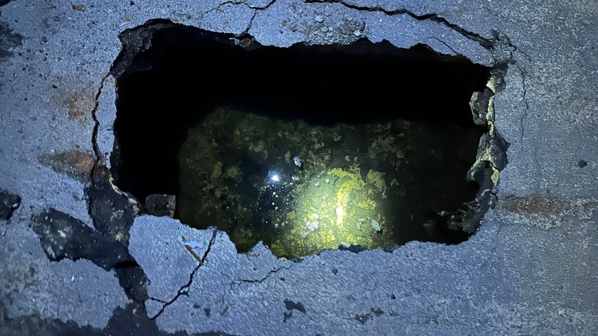 Pod wozem strażackim zapadł się przepust.