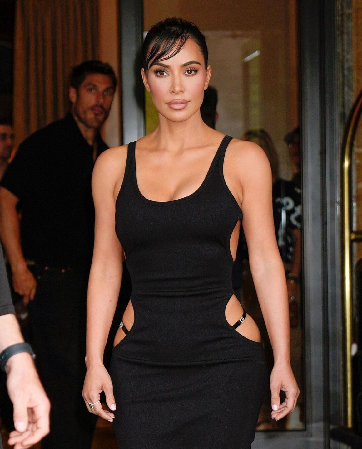 Kim Kardashian w czarnej sukience z wycięciamiInstagram/kimkardashian