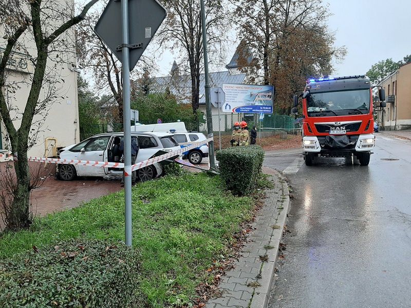 Groźne zderzenie aut i wyciek gazu w Ostrowcu Świętokrzyskim