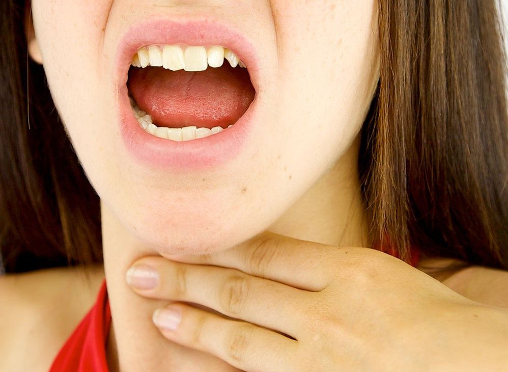 Najczęstszym objawem zadławienia ością jest silny ból w gardle