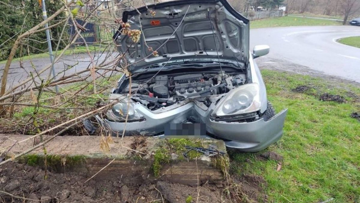 18-latka uderzyła hondą w betonowy słup w Krasnymstawie