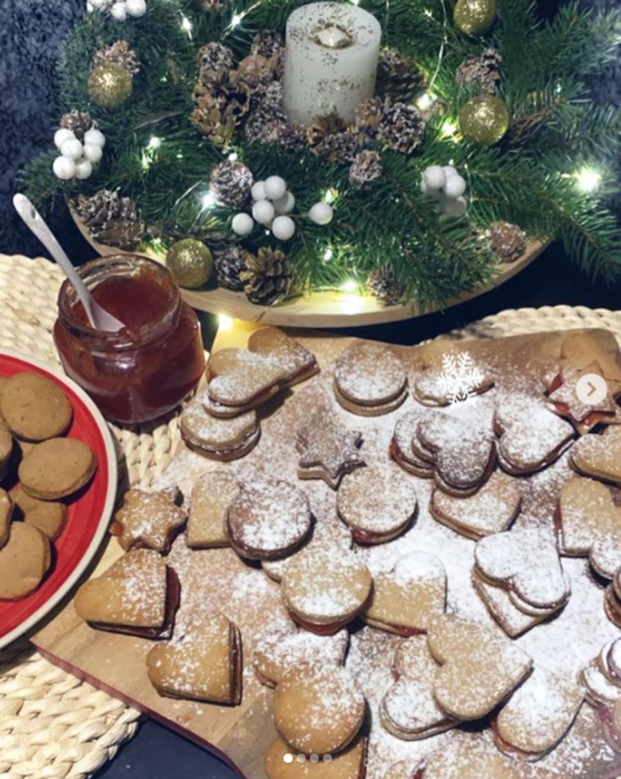 Justyna Żyła piecze świąteczne ciasteczka