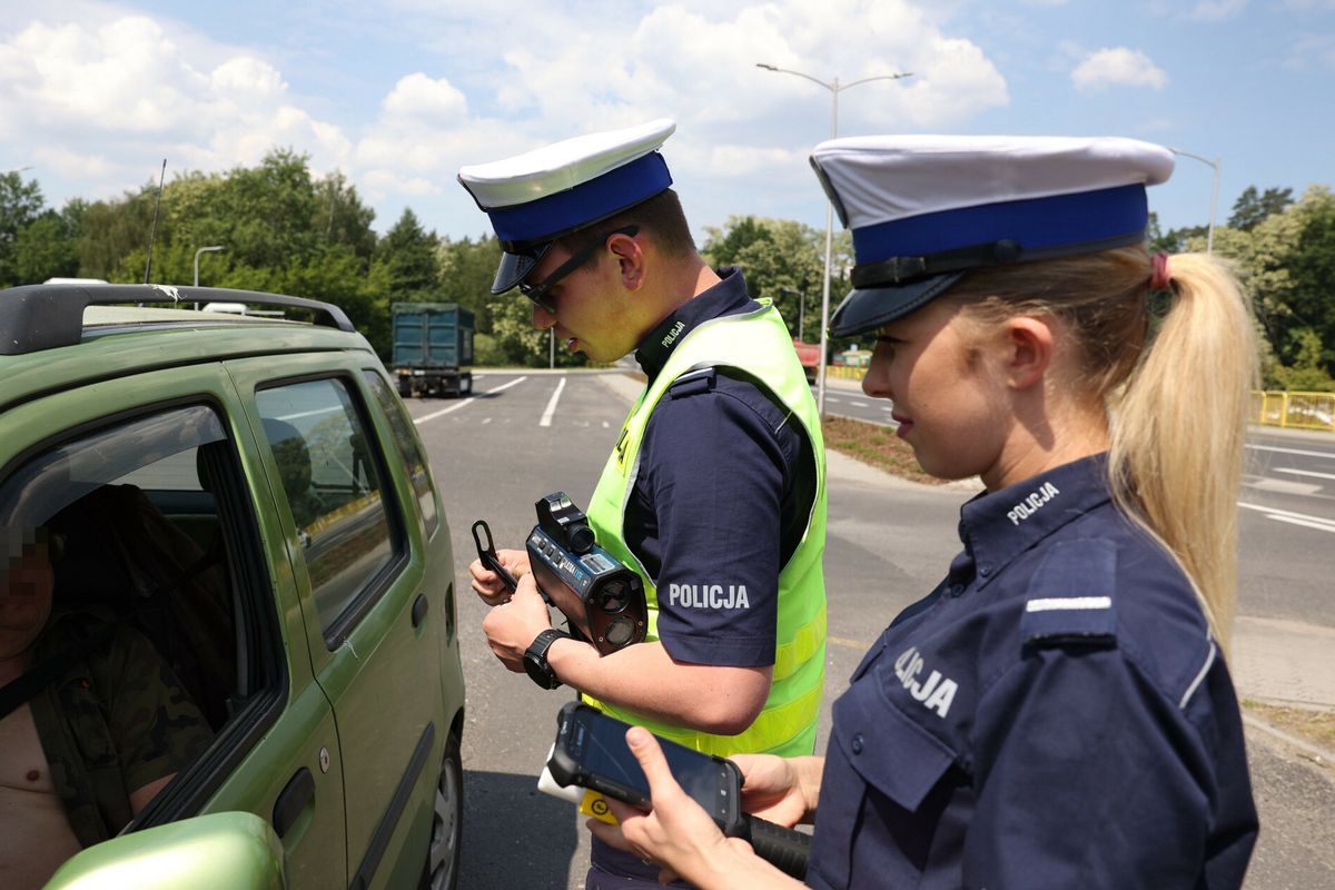 Policja podczas kontroli drogowej