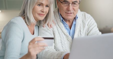 Załatwianie spraw przez Internet. Przepaść pokoleniowa wciąż jest duża