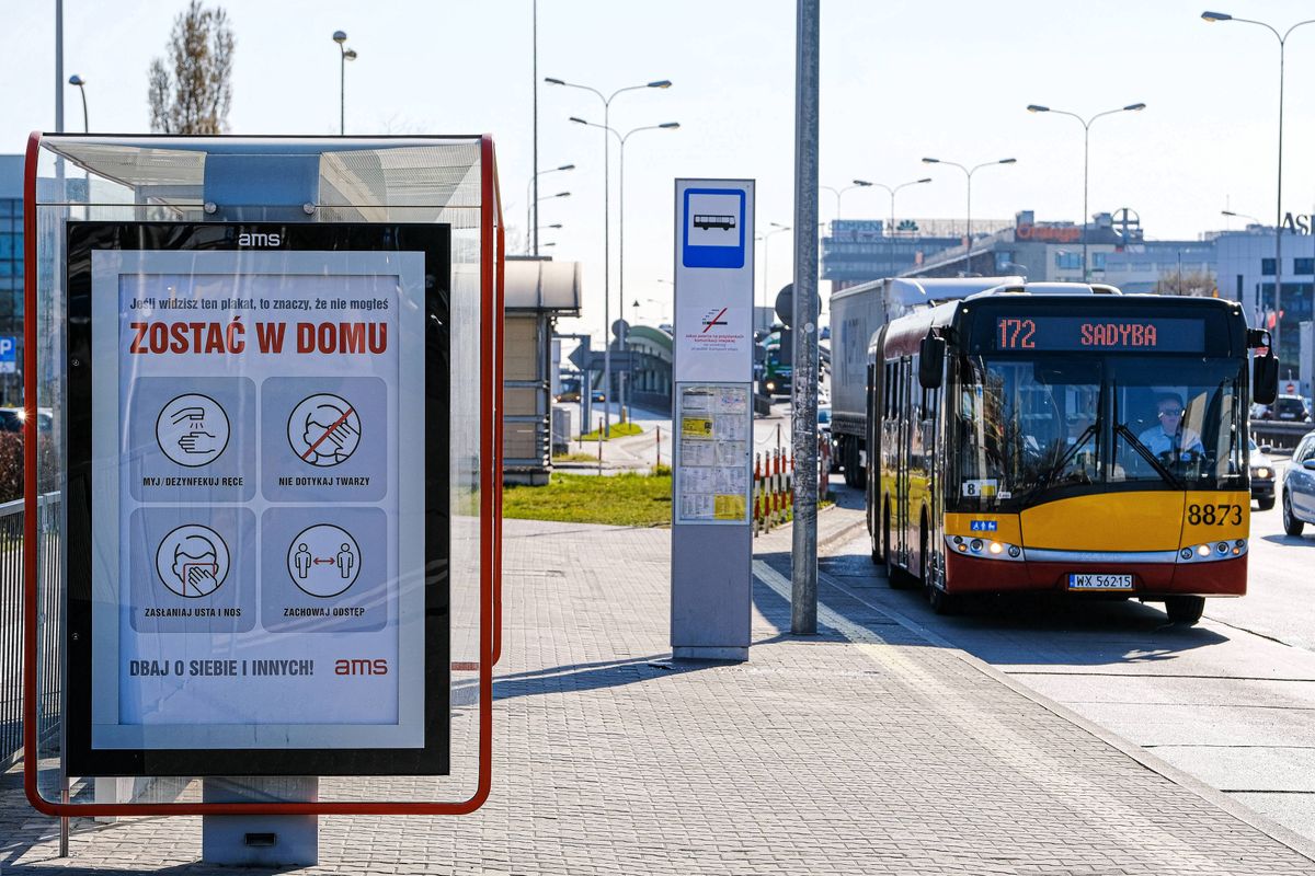 Warszawa. W komunikacji tyle osób, ile wynosi 30 proc. miejsc