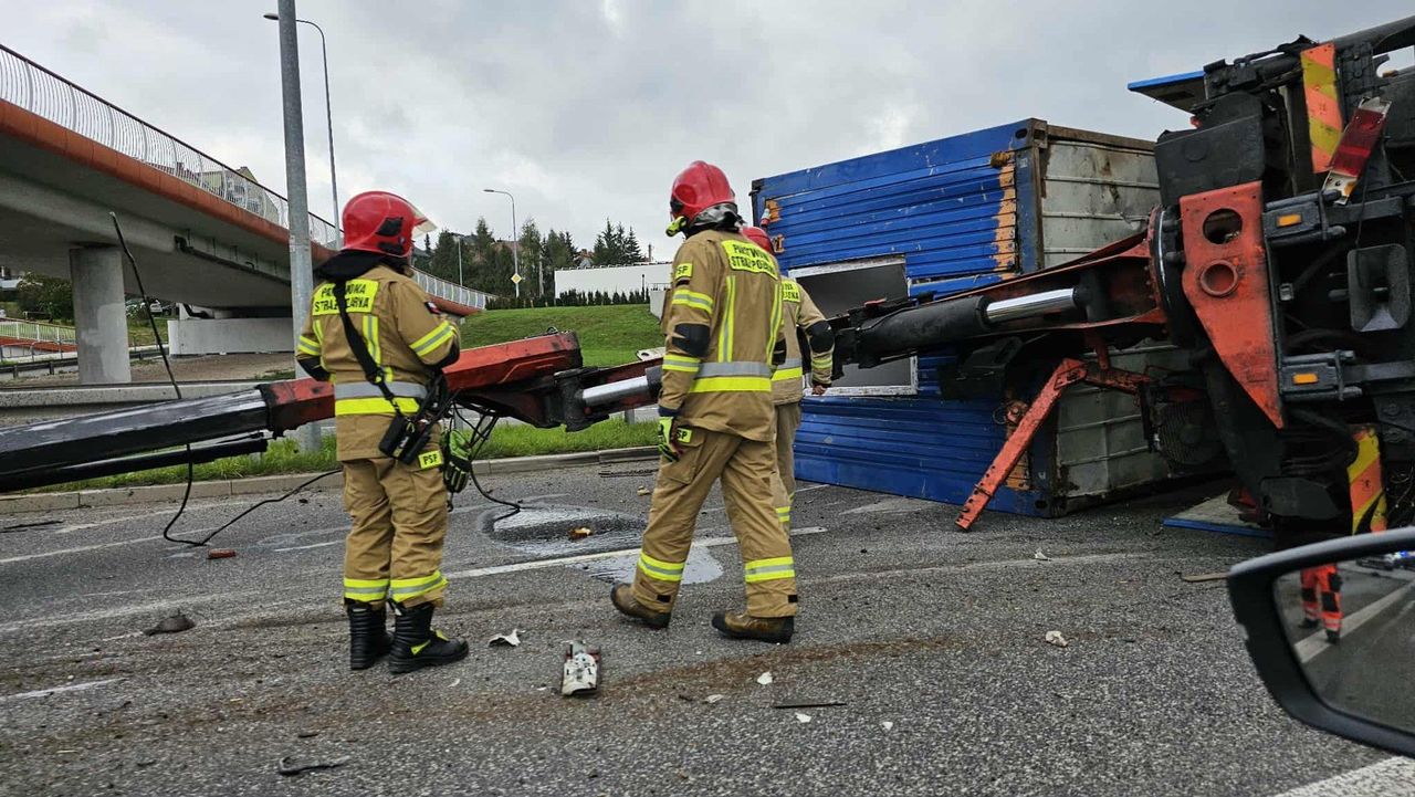 Kielce: Kraksa na ul. Grunwaldzkiej. Ciężarówka blokuje ruch