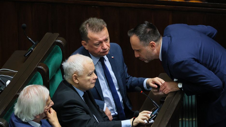 Jarosław Kaczyński w otoczeniu posłów PiS w Sejmie