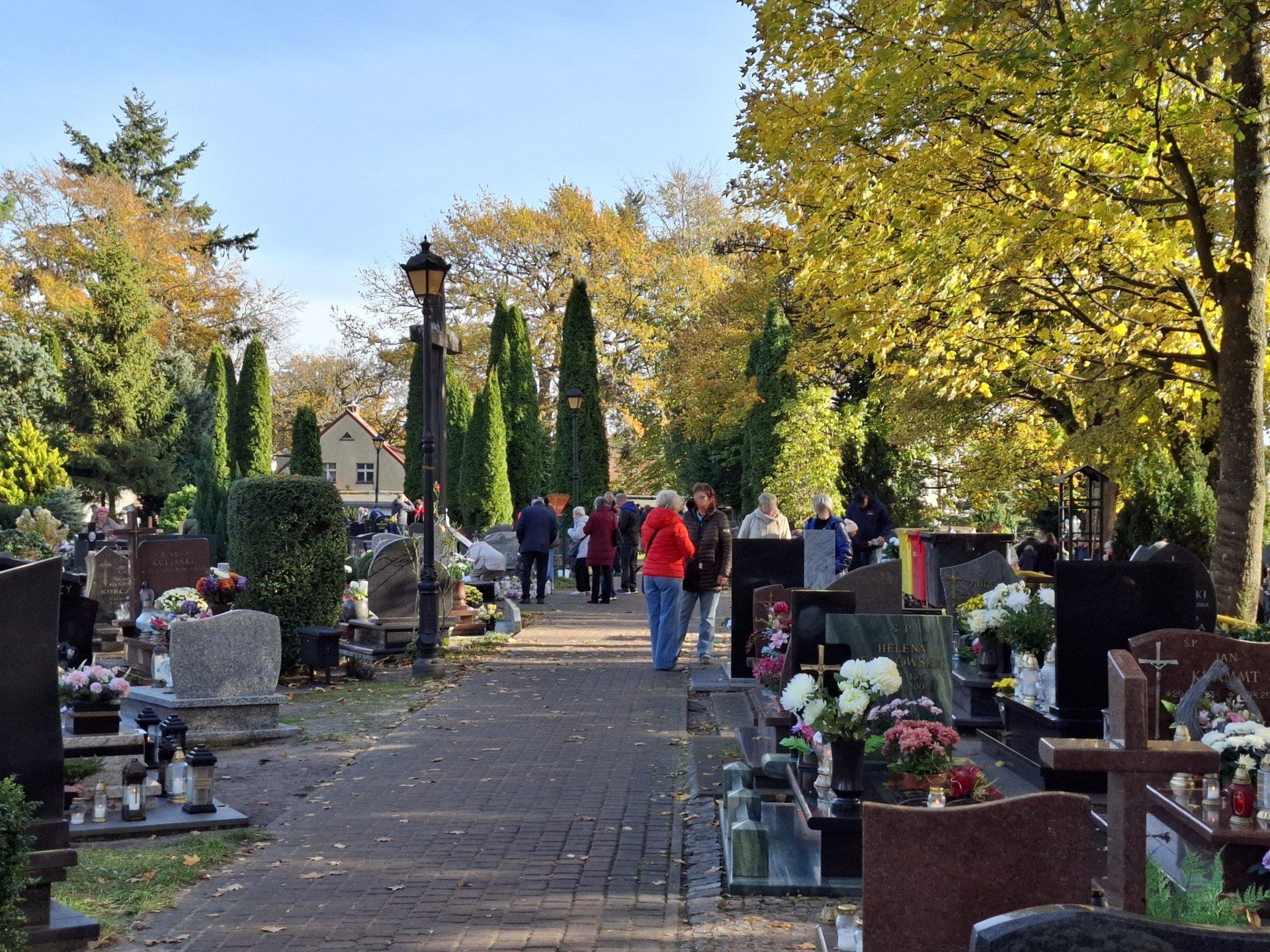 1 listopada na starym cmentarzu w Ustce.