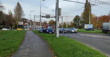 Groźny karambol na al. Andersa. Pięć aut rozbitych, tworzą się korki