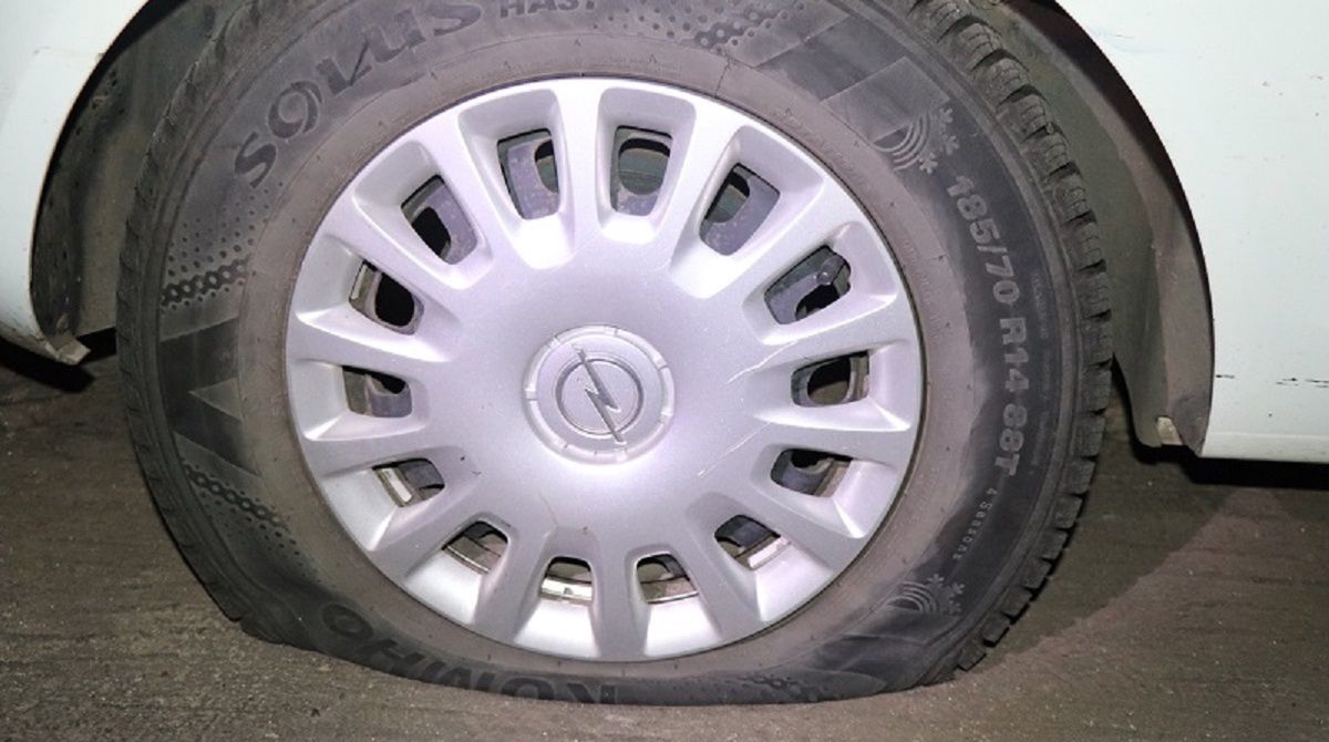 Skandal w Legnicy. Przeciął nożem opony w autach