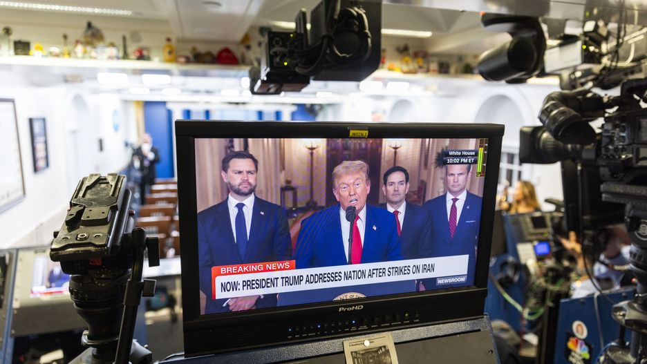 US President Donald Trump is seen on a monitor inside the White House Press Briefing Room as he address the nation following the US's decision to bomb Iran's nuclear sites in Washington, DC, USA, 21 June 2025. The US bombed three of Iran's nuclear sites in Fordow, Natanz, and Esfahan. EPA/JIM LO SCALZO Dostawca: PAP/EPA.