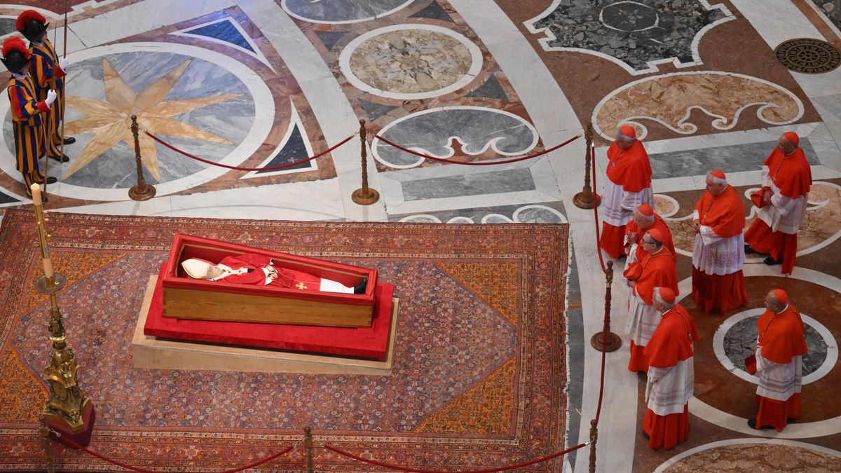 Pope Francis' coffin transferred to St. Peter's Basilica to lie in state ahead of funeral
epa12048394 The body of Pope Francis lies in state at St. Peters Basilica, in Vatican City, 23 April 2025. Faithful and well-wishers will be able to pay their respects to the spiritual leader, who died on 21 April 2025, aged 88, until his funeral on 26 April.  EPA/ALESSANDRO DI MEO / POOL 
Dostawca: PAP/EPA.
ALESSANDRO DI MEO / POOL
Pope Francis, Vatican, lying in state, Swiss guards, Catholic Church, Catholics, Christianity